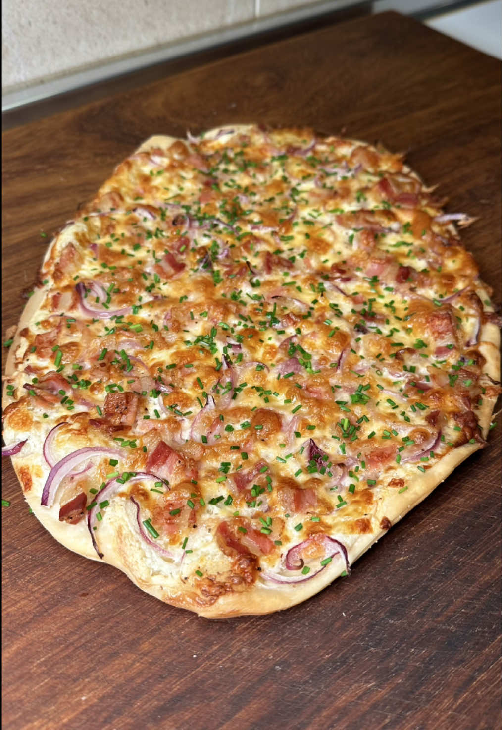 FLAMMKUCHEN 🍕 Una pizza de masa fina y crujiente nacida entre Francia y Alemania 💖 Esto es una pizza, si, pero no una italiana 🇮🇹 es una pizza originaria de las regiones de Elsass (Alsacia) y Pfalz, en el suroeste de Alemania, con una masa súper finita y crujiente 🍕  Pero, ¿por qué es así? Pues se dice que esta pizza surgió cuando los panaderos, para asegurarse de que la temperatura del horno era la adecuada, metían al horno una fina masa de pan 🥖  Y bueno, los ingredientes suelen ser casi siempre los mismos, aunque ahora es más habitual hacerlas con productos de todo tipo 🧐 💭INGREDIENTES:   🌾 250gr de harina de trigo 💧 125ml de agua 🧂 1 pizca de sal 🫒 Aceite de oliva 🍦 Creme fraiche 🧅 Cebolla morada 🥓 Panceta 🧀 Mozarella 🫕 Provolone 🔥 Pimienta ¿Conocías esta receta? 🍕 ⬇️ #pizza #masadepizzacasera #flammkuchen #recetasfaciles #parati 