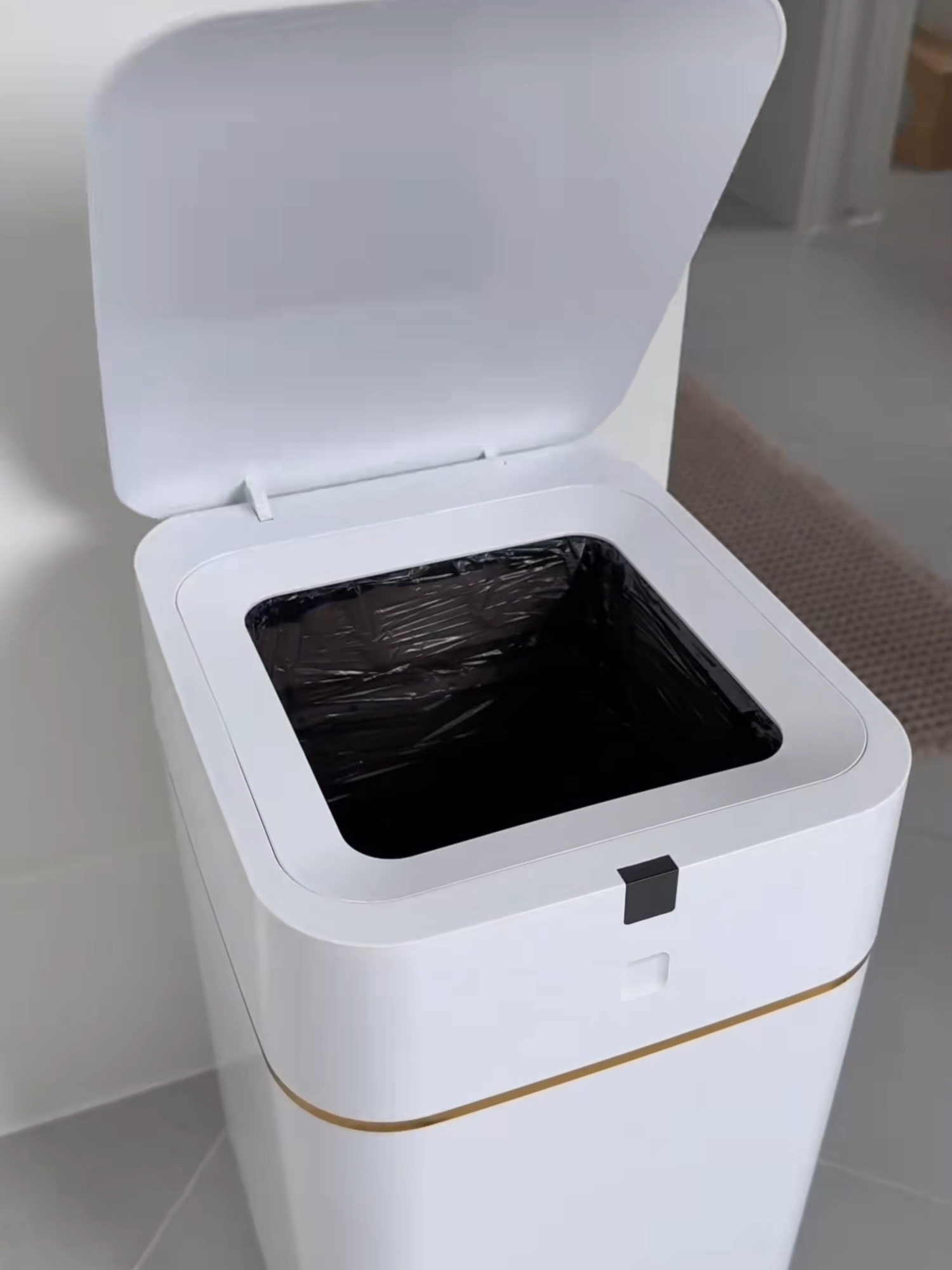 🗑️✨ Não existe lixeira mais prática! Fecha o saco automaticamente, sela com calor e ainda mata bactérias com luz UV. Nunca mais sujeira ou mau cheiro! 🔥💧  #: #lixeiraintelegente #limpezaeficiente #cozinhapratica #banheiroimpecavel #utensiliosdomesticos #lixeirasensor