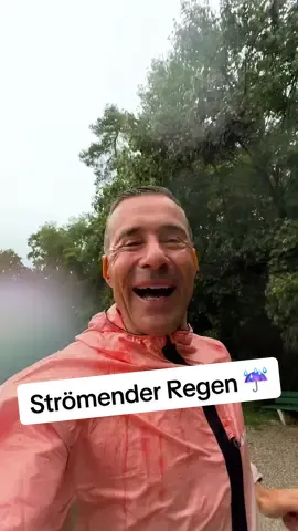 Es regnet in Strömen und natürlich darf man da die Frage stellen, warum man bei so einem Wetter laufen geht 😳 Schreib mal in die Kommentare welche Gründe es dafür oder auch dagegen gibt 🤷🏻‍♂️ #Running #laufen #mistwetter #esregnetinströmen 