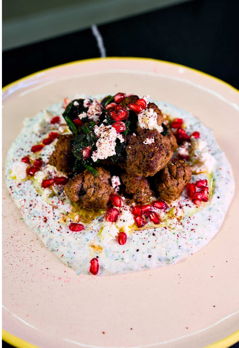 Albondiguinchis y salsa de yogur Hace bastante tiempo que no preparábamos una salsita de yogur de las que tanto me gustan, con las albondigas super sencillitas, la clave está en dorarlas bien por fuera y que queden poco echitas por dentro. La salsa de yogur podéis cambiarla completamente a gusto, pero que vaya bien de hierbas para que sea muy fresca. Vamo vamo vamooo, a ver quien conoce el temón al que pertenece la base. — - 250gr carne picada - 1 ajo rallado - 2 chiles picados - 50gr espinacas - Un chorrito de caldo de pollo, vino blanco o agua para desgrasar el fondo de la sarten - Queso feta - Granada - Sumak Salsa de yogur: - 2 yogures griegos naturales - Ralladura y zumo de una lima - 1 cucharadilla de mostaza en grano - 20 hojas de menta - 10gr eneldo - 1 ajo rallado - Ajo en polvo - Cebolla en polvo - AOVE — ✍🏻 Me apoyo en la ventana y me acuerdo de tanto #albondigas #cocinacasera #cocina #cuadrandomacros #mascandochapas 