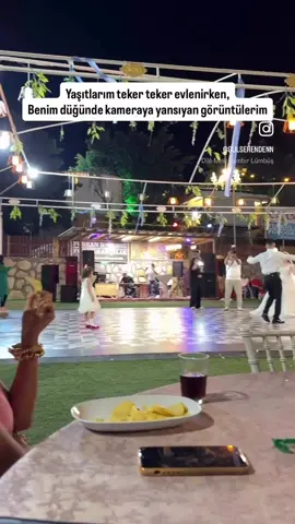 “92’li olarak şoktayım… 2000’li doğumluları evlendiriyorum resmen 😳🥲  Neyse… Darısı bize diyelim, ben kurdele yutmaya, gelin ayakkabısının altına ismimi yazdırmaya devam 😂👠💍” Yaa şey değil mi bu; Sizin düğünlerde benim kameraya yansıyan görüntülerim değil mi ya o @kinaliii01 @withelifee @huseyincigal 😂😂😂