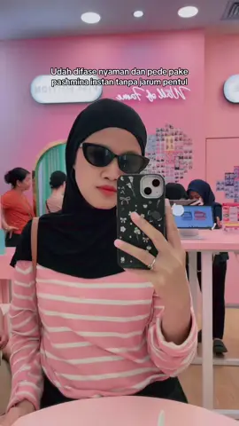 Walaupun muka ga simetris tetep pede aja 😎 byebye insekyoooooor🥰 #hijabinstan #percayadiri #noinsecure #pashminainstan 