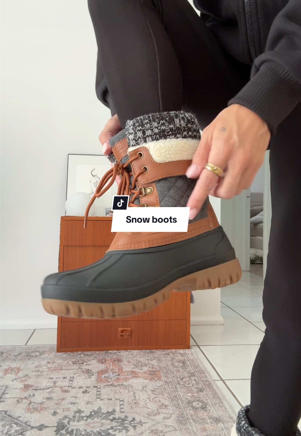 I know it’s barely fall but I didn’t want these snow boots to sell out on me again 😭 #snowboots #boots #winterboots #womensboots #winterfashion 