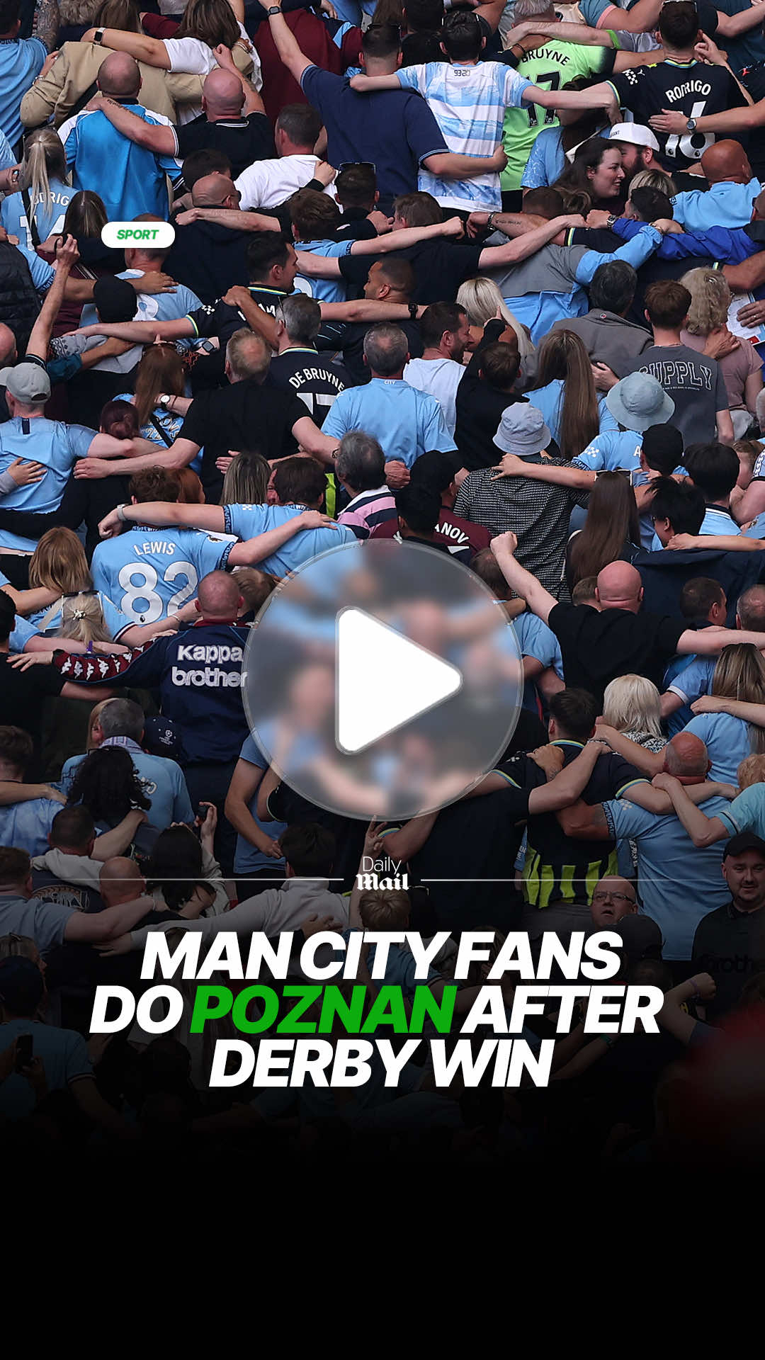 The Manchester City fans enjoyed doing the poznan during their derby win over Manchester United 😅👀 #manchestercity #mancity #manchesterunited #football #Soccer 
