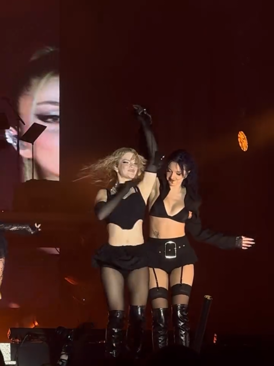 EsZeyimmm Esin Bahat& Zeynep Sude Oktay size aşığım yaaa çok güzeller anneğğğ Manifest-Durma Manifest deluxe küçükçiftlik parkı 18+ konser #kesfetteyiz #manifest #eszey #esinbahat #zeynepsudeoktay 