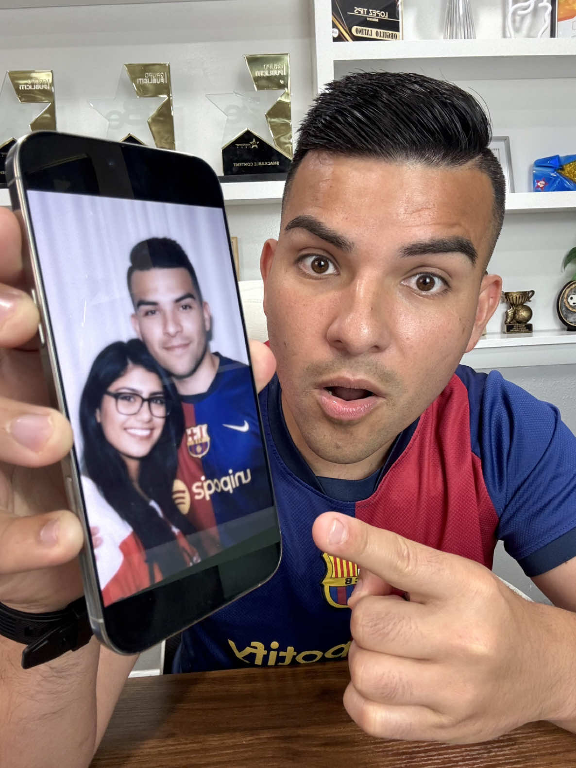 Como crear una fotografía con tu artista favorito tutorial #tips #tipsandtricks #famoso #gemini #AprendeEnTikTok 
