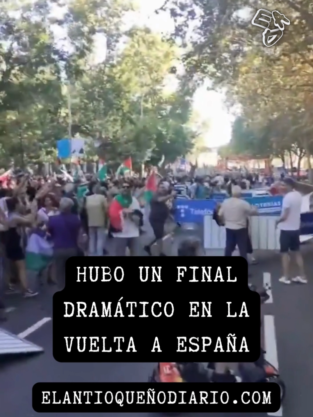 La Vuelta a España 2025, una de las grandes citas del ciclismo mundial, culminó de manera histórica con un acto de solidaridad que marcó un hito en la historia del deporte. Miles de ciudadanos españoles irrumpieron en el circuito urbano de Madrid, frente al icónico Palacio Real, en una manifestación masiva y pacífica en apoyo a Palestina, forzando la cancelación de la etapa final de 101 kilómetros desde Alalpardo, se canceló la etapa a falta de casi 60 kilómetros. Esta acción, que dejó al pelotón detenido y sin podium ni medallas, convirtió el cierre de la carrera en un poderoso símbolo del compromiso social del pueblo español Más información en elantioqueñodiario.com  #palestina #españa #ciclismo #noticia #noticias 