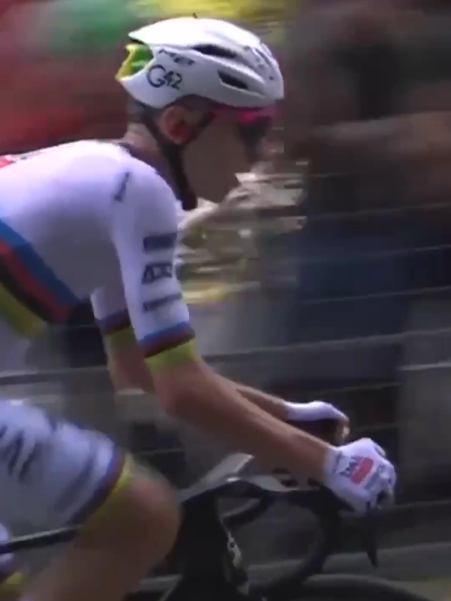 Pogačar attacks solo 💪🏻 The World Champion Tadej Pogačar takes advantage of Brandon McNulty's selfless work and goes in search of the win alone 😤