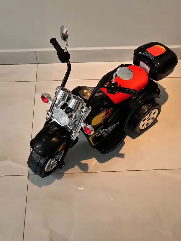 Diversão garantida para os pequenos! A Moto Elétrica Infantil é perfeita para meninos e meninas que adoram aventura. Com design moderno e super estiloso, ela possui luzes que deixam a brincadeira ainda mais realista e emocionante. ✔️ Segura e resistente – feita com materiais de qualidade para garantir durabilidade e estabilidade. ✔️ Luzes divertidas – atraem a atenção das crianças e tornam a experiência mais especial. ✔️ Fácil de usar – ideal para os pequenos aprenderem a ter coordenação e independência. ✔️ Presente perfeito – que vai encantar e proporcionar horas de alegria. 🏍️ Dê de presente essa motinha elétrica e veja a felicidade brilhar no olhar do seu filho(a)!