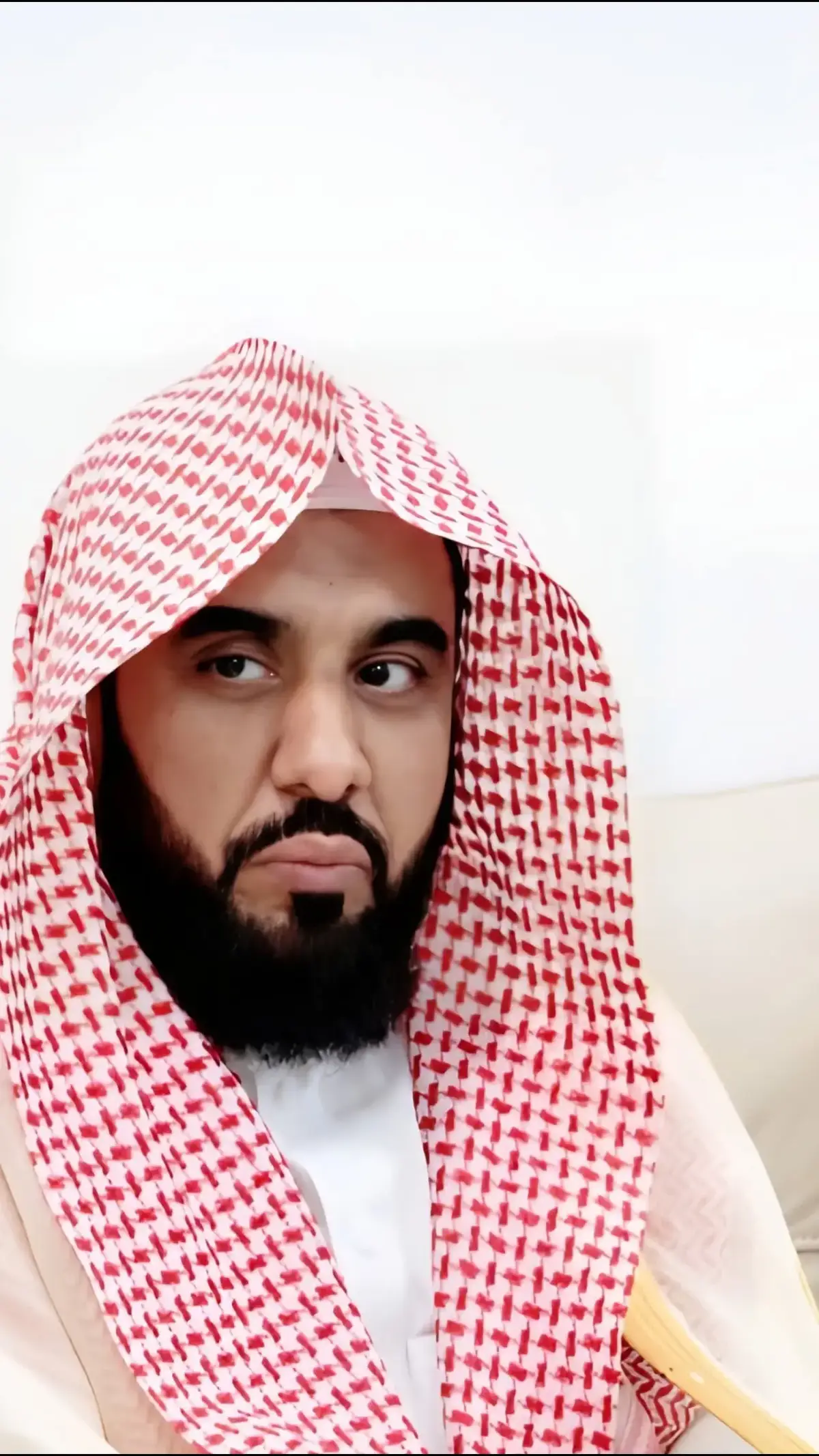 نبذة عن الشيخ الدكتور عبد الله عواد الجهني 🌿 الدكتور عبد الله بن عواد بن فهد الجهني، من مواليد المدينة المنورة سنة 1396هـ، يُعد من أبرز القرّاء والأئمة في العالم الإسلامي. 📖 المؤهلات العلمية: حاصل على الدكتوراه في التفسير وعلوم القرآن من جامعة الإمام محمد بن سعود الإسلامية. 🕌 المناصب: إمام وخطيب المسجد الحرام بمكة المكرمة. عضو هيئة التدريس بجامعة طيبة (سابقًا). ✨ مميزاته: يتميز بصوت ندي وخاشع يدخل القلوب، وتلاواته تُبث في أرجاء العالم الإسلامي. أمّ المصلين لأول مرة بالمسجد الحرام عام 1426هـ، واعتمد إمامًا رسميًا بعد ذلك. 🔹 الشيخ عبد الله الجهني، قدوة في العلم والقرآن، جمع بين الخشوع في التلاوة والتمكن في العلم الشرعي، نسأل الله أن يبارك فيه وينفع به الأمة. #عبدالله_الجهني  #أمام_الحرم_المكي #السعودية #foryou #fypシ゚ @آل الفوزان 