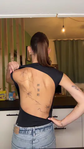 quand tu peux plus faire les bras faut trouver ailleurs  #tattoo #tatouages #backtattoo #pourtoi #fyp 
