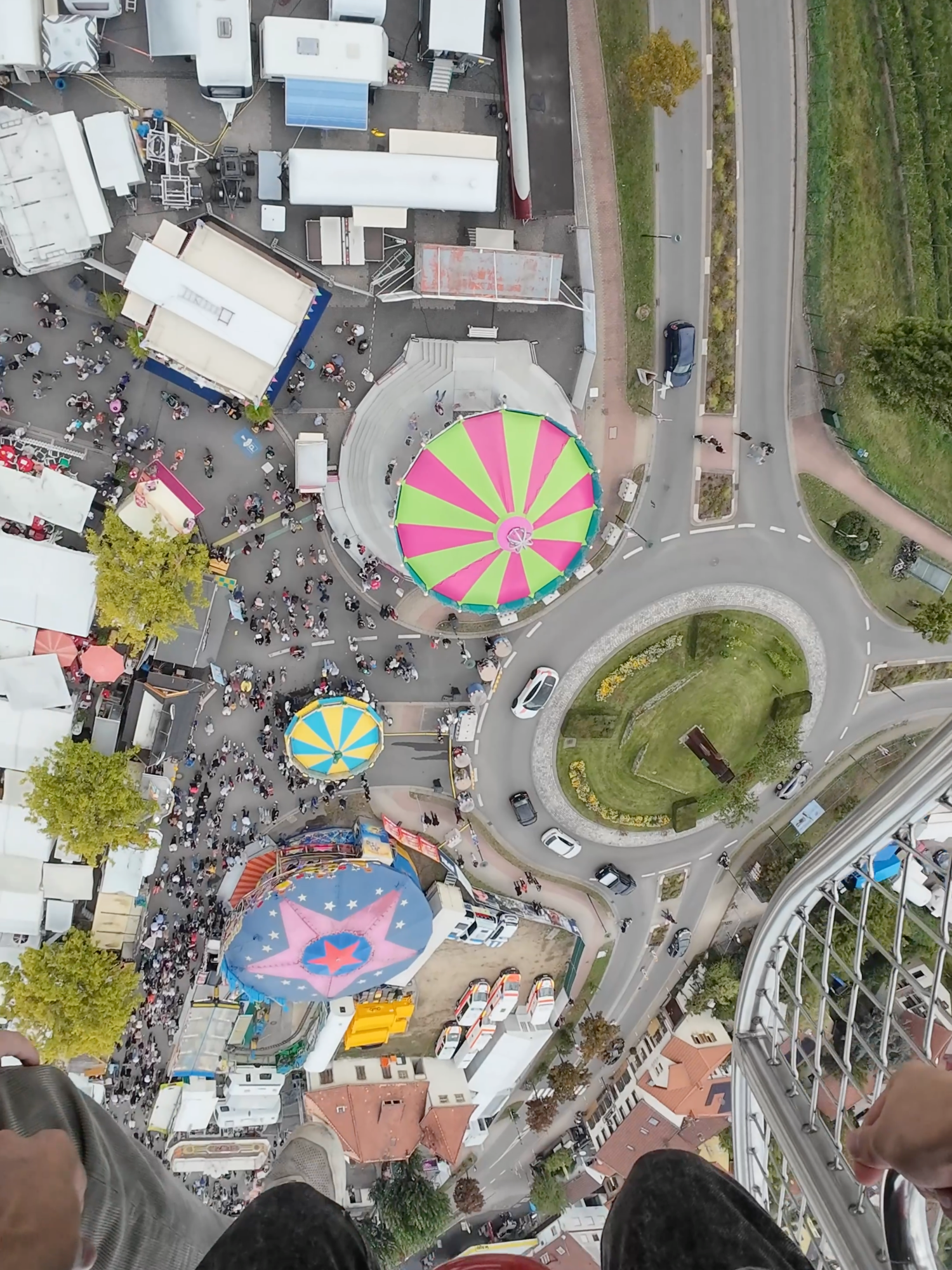 ⚡ INFINITY auf dem Wurstmarkt! 🎡🔥 65 Meter Höhe, mit Überschlag und Adrenalin pur – dieser Gigant ist nichts für schwache Nerven! 😱🚀 📍 Schausteller: Hoefnagels GmbH (Stuttgart) 🏗️ Hersteller: KMG (NL) 🎢 Typ: Inversion XXL 📅 Baujahr: 2016 📐 Maße: 19 x 14 x max. 65 m ⚡ Anschluss: 150 kW 👥 Kapazität: 24 Personen 🎉 Premiere: 10. Juni 2016, Pforzheim Messe 👉 Auf dem Wurstmarkt ein absolutes Muss für alle Adrenalin-Jäger! 🔥 #Infinity #InversionXXL #Wurstmarkt #Kirmesliebe #FunfairGermany #KirmesDeutschland #Onride #Offride #AdrenalinKick #KMG