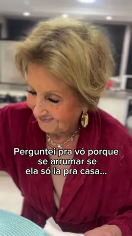 Ficar em casa desarrumada, de pijama? Jamaissss, 90 anos e TODOOOOS os dias ela se arruma! Lindo demais esse auto cuidado!  #vo #beleza #amorproprio #autocuidado 