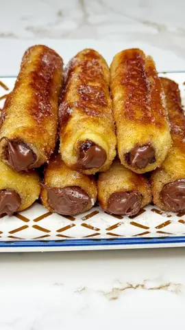 Rollitos de Nutella con pan de molde. Muy fáciles de hacer, con pocos ingredientes y son una delicia.  La receta paso a paso y con todos los detalles está disponible en mi canal de YouTube tazi_oficial el enlace está en mi perfil suscríbete si aún no lo has hecho para que no te pierdas ninguna receta nueva.  • • • #viral #tik_tok #fyp #recetas #nutella 
