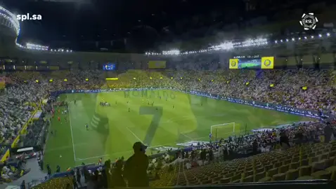 #  الاسطورة السعوديه الخالده ماجد عبدالله يسلم الحذاء الذهبي للأسطوره العالميه لاعب النصر السعودي كريستيانو رونالدو