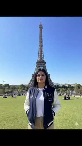 Criar foto em Paris com o Gemini do Google                                       Acrescente esse rosto da foto enviada a jovem mulher de pele clara, com cabelo longo e preto, está de pé em frente à Torre Eiffel em um dia ensolarado em Paris. O céu está azul e sem nuvens, criando um fundo limpo e brilhante. A luz do sol vem do canto superior esquerdo, iluminando suavemente seu rosto e corpo de forma natural, sem sombras fortes. Ela está em uma pose relaxada e confiante, olhando para a câmera, com as duas mãos nos bolsos do casaco. Roupa: camiseta branca lisa, jaqueta varsity de cor escura com mangas brancas e calça marrom-clara. A foto é feita de um ângulo levemente baixo, fazendo a Torre Eiffel parecer alta e imponente ao fundo. O cenário é o gramado do Champ de Mars, com turistas ao longe aproveitando o dia. A atmosfera é clara, natural, realista e turística, típica de uma bela tarde em Paris. Proporção: 9:16 #gemini #google #chatgpt #ia #foryoupage 