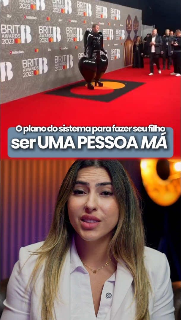 🎨 Estudos em neuroplasticidade revelam que a exposição à beleza e harmonia nos primeiros anos de vida forma circuitos neurais fundamentais para o desenvolvimento do senso crítico e moral A educação estética não é luxo - é proteção neurológica contra a manipulação cultural que pode comprometer o desenvolvimento cognitivo e moral das crianças. INFORMAÇÕES COMPLEMENTARES: Neuroplasticidade e padrões estéticos: Pesquisas demonstram que o córtex visual e áreas de processamento estético se desenvolvem principalmente entre 2 e 7 anos, período em que a exposição consistente à beleza e harmonia estabelece parâmetros neurais duradouros. Conexão cérebro-moral: Estudos de neuroimagem mostram que áreas cerebrais responsáveis pelo processamento estético se sobrepõem significativamente com regiões envolvidas no julgamento moral, sugerindo que o desenvolvimento do senso de beleza influencia a capacidade de discernimento ético. Impacto da cultura visual: Pesquisas indicam que crianças expostas predominantemente a estímulos visuais caóticos ou esteticamente pobres apresentam maior dificuldade de concentração, menor capacidade de apreciação artística e reduzido desenvolvimento de habilidades de discriminação visual. Formação do gosto: Estudos longitudinais evidenciam que preferências estéticas estabelecidas na primeira infância tendem a permanecer estáveis ao longo da vida, influenciando escolhas pessoais, relacionamentos e até mesmo decisões profissionais na vida adulta. Como você tem selecionado o conteúdo visual e cultural que seus filhos consomem diariamente? #educacaostetica #desenvolvimentoinfantil #neurociencia #culturaeducativa #formacaodevalores #criancas #maternidade #paternidade #sensocritico #beleza #arte #educacaoinfantil #psicologiainfantil #filhos #pais #mães #protecaomental #discriminacaovisual #harmoniaestética #michlesalviano #neurocientista 