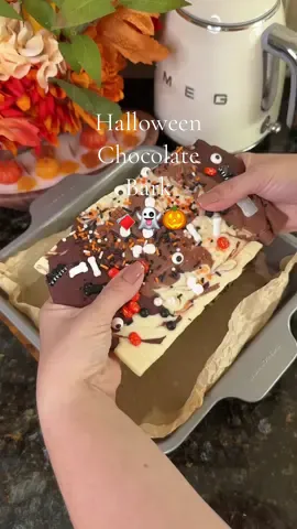 Halloween Chocolate Bark 🍫👻🎃 #halloween #chocolatebark #HalloweenTreats #halloweenbaking #fallrecipes 