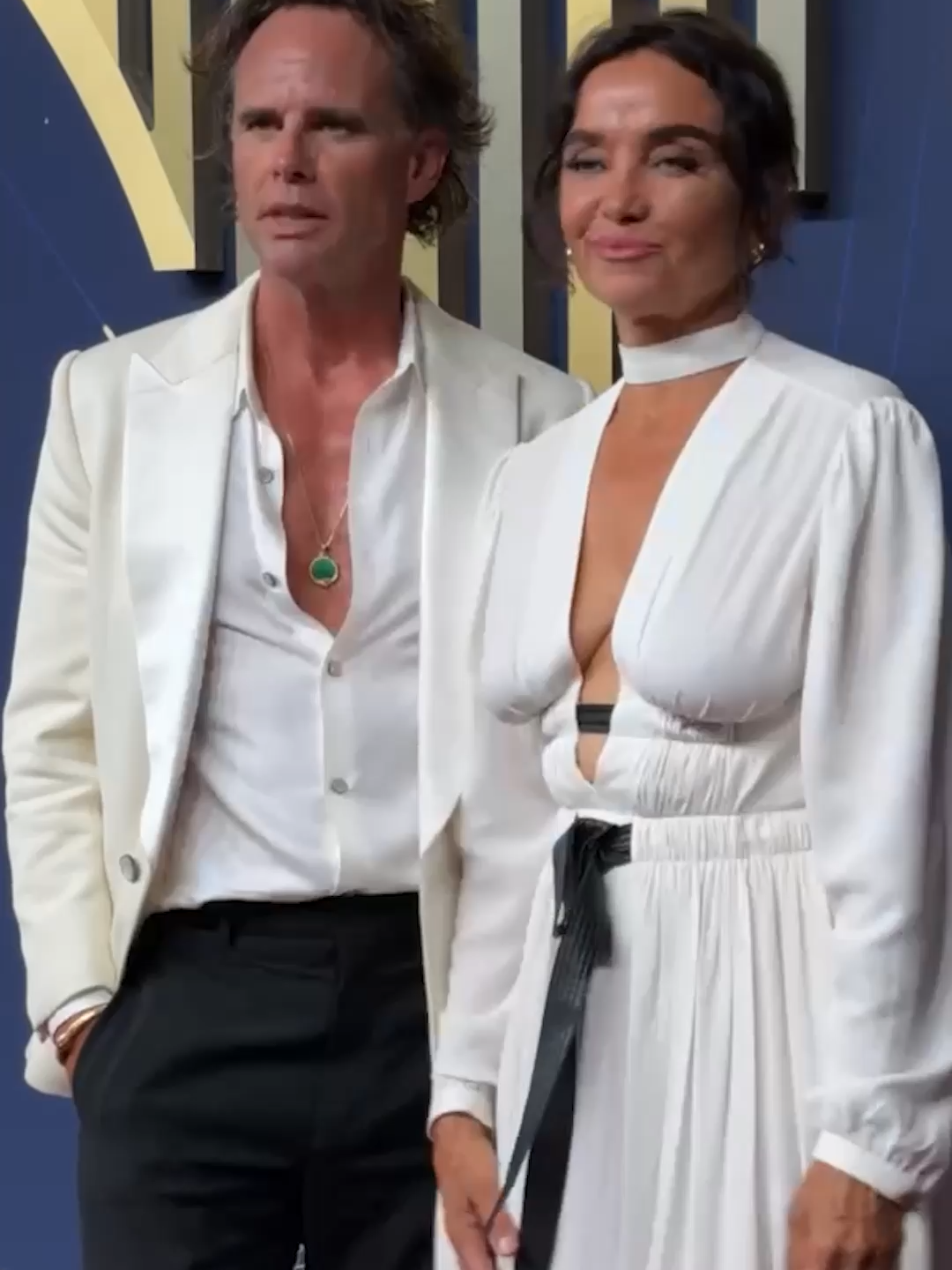 Love is in the air! Walton Goggins and wife Nadia Conners have just checked in to the #Emmys 🪷 #waltongoggins #nadiaconners #thewhitelotus