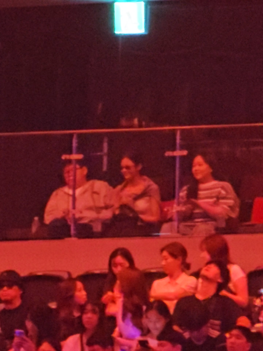 Lia, Miyeon and Tuzyu's mom Lydia Huang at @TWICE concert 20071025 #lia #miyeon #lidyahuang @ITZY @i-dle (아이들) #itzy #gidle 