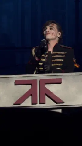 gerard leading our anthem, in tampa, for the very last time on this leg of the tour. this was by far my favorite performance of it all tour. thank you everyone for watching along with us the past couple of weeks, i started all of this as a way for me to look back and smile & its made me ecstatic to read all of your comments every week. 🖤 i will be posting everything we have from this show in chronological order within the next day or so. ive had the absolute best summer of my life. my chem forever. #mcrtampa #mcr #mychemicalromance #gerardway 