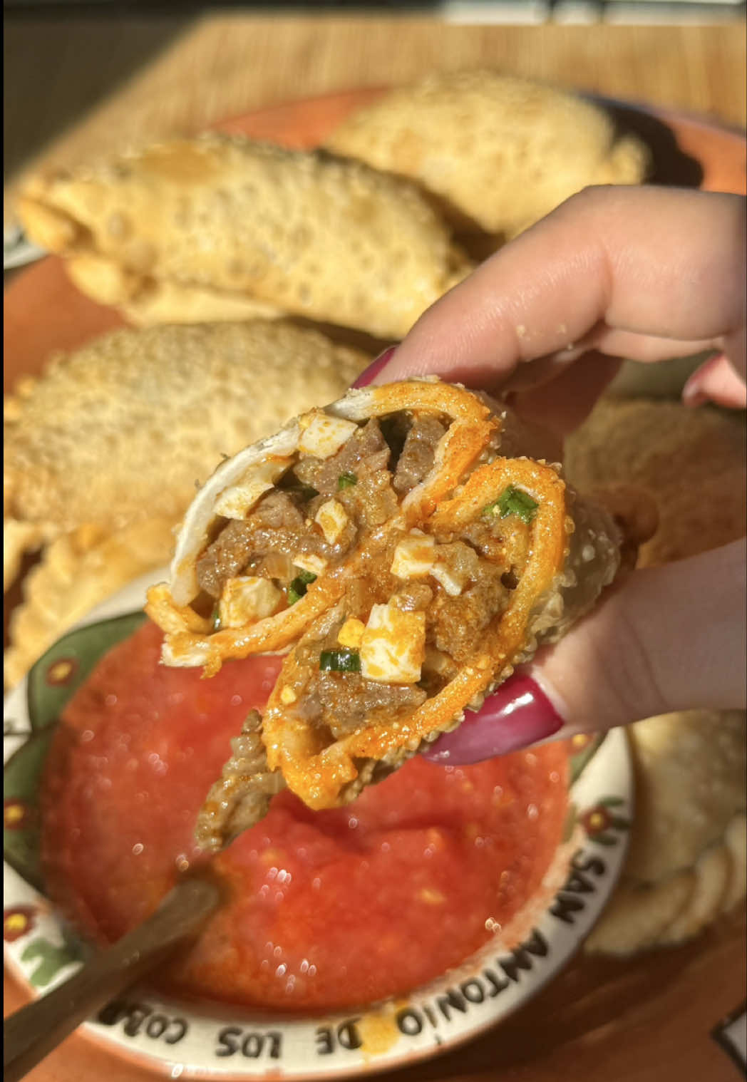 🥟Las mejores EMPANADAS SALTEÑAS que comí en le viaje no eran de ningún restaurant, sino la receta que me pasó Jime, una cocinera salteña que conocí allá👩‍🍳. 🤤Háganse el favor de hacerlas y también de comerlas de piernas abiertas sino quieren terminar enchastradisimos como yo. Gracias @made_in_casa por la receta increíble y por hacer mi visita a salta tan linda, me encantó conocerte🧡. 👉🏻INGREDIENTES para 3 docenas: 🥩Relleno: -1kg de carne para milanesas, bola de lomo o nalga. -5 cebollas medianas (750g aprox). -2C de grasa. -1c de comino. -1C de pimentón dulce. -sal y pimienta. -1 papa mediana/chica. -1/2 taza del agua de cocción de las papas. -4 huevos hervidos. -cebollín o verdeo. 🫓Masa: -1kg de harina 0000 o 000. -1C de sal. -200g de grasa si es pella o bovina mejor. Sino usa la que encuentres, también podrías usar manteca aunque con grasa quedan muchísimo mejor. -2 tazas de agua tibia con la sal, que vas agregando de a poco hasta que se forme la masa. 🌶️Salsa: -3 tomates rallados (la cascara no se ralla). -ají, lo otro o el picante que tengas. -sal. -chorrito de aceite neutro.   🙌🏻Pruébenlas y ojala las disfruten tanto como yo. Atte: Kuli✨. . . . . #recetasfaciles #empanadas #salta #empanadassalteñas #argentina 