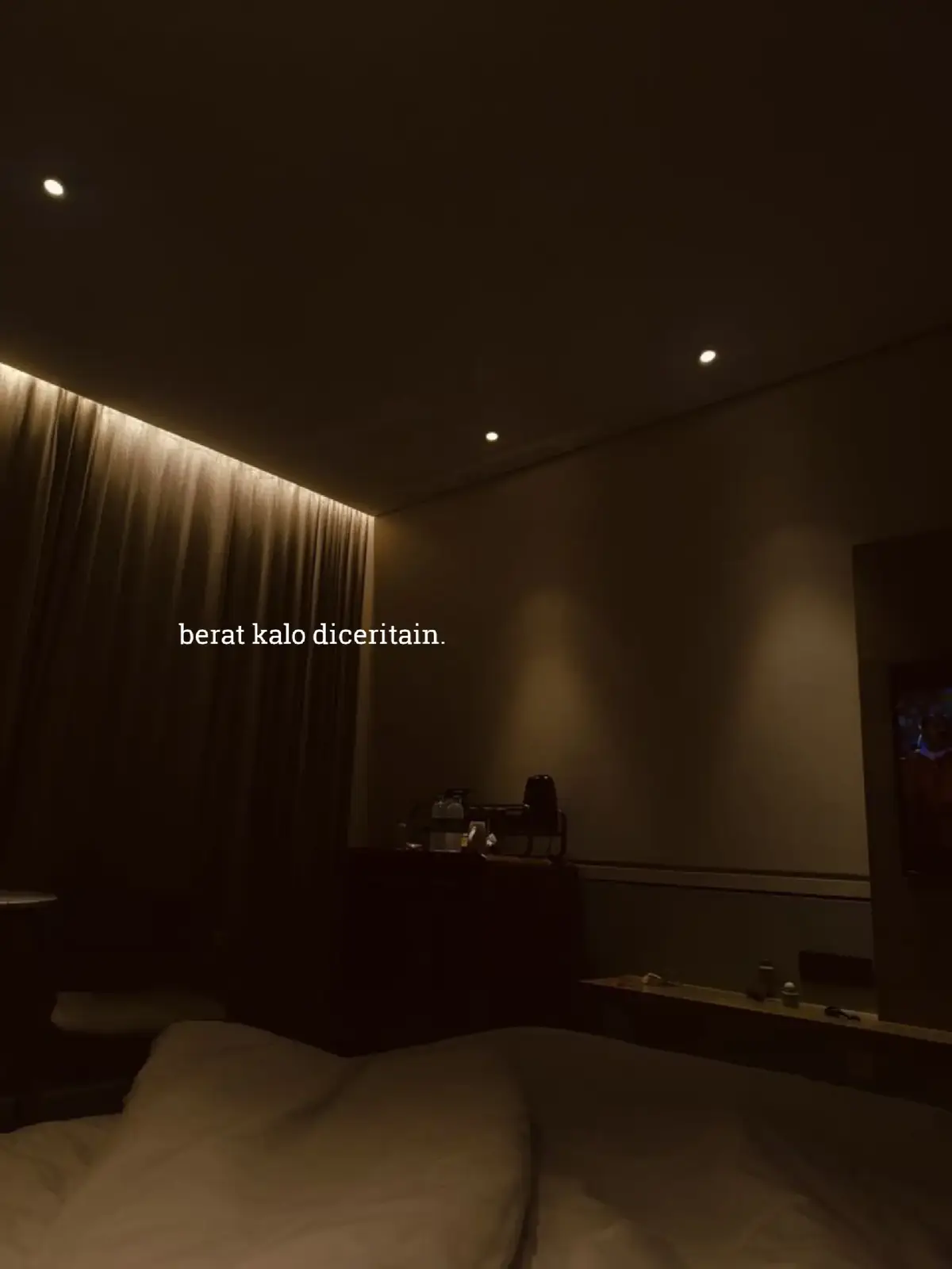 ••• 📝Bahan-bahan: -2 gelas beras (cuci bersih) -400 ml santan (dari 1 butir kelapa atau instan) -2 lembar daun salam -2 batang serai (memarkan) -2 lembar daun pandan (ikat simpul) -½ sdt garam -½ sdt gula 🌿 Bumbu Pelengkap (opsional): Bawang goreng (taburan) Timun, sambal kacang, lauk sesuai selera (ayam goreng, tahu, tempe, telur dadar, dll.) Cara Membuat: 1. Masak santan bersama daun salam, serai, daun pandan, garam, dan gula. Aduk perlahan agar santan tidak pecah. 2. Masukkan beras yang sudah dicuci, aduk rata sampai santan hampir habis meresap. 3. Kukus beras di dandang selama ±30 menit hingga matang dan pulen. 4. Sajikan nasi uduk dengan taburan bawang goreng dan lauk pelengkap favorit. 👉 Kalau mau versi praktis ala rice cooker, tinggal masukkan semua bahan ke rice cooker, aduk, lalu tekan tombol cook sampai matang. Selamat Mencoba!!!  #fyppppp #foryoupage #masukberandafyp 