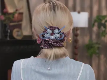 💙❤️ Đỏ – Xanh, combo đối lập mà siêu cuốn hút ❤️💙 Chỉ cần một chiếc scrunchie bản to cũng đủ biến kiểu tóc thường ngày thành điểm nhấn nổi bật ✨ 👉 Mềm mại, không hằn tóc 👉 Dễ phối với mọi outfit, từ đi học – đi chơi đến đi làm 👉 Đeo tay cũng xinh hết nấc #Scrunchie #PhụKiệnTóc #TrangTrangHair #BuộcTócXinh