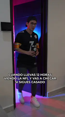 Domingos = NFL 📺 Lunes = checar si sigo casado 😂 ¿A alguien más le pasa? #HumorEnPareja #NFLGusZapiain #NFL #FutbolAmericano #TikTokDeportes 