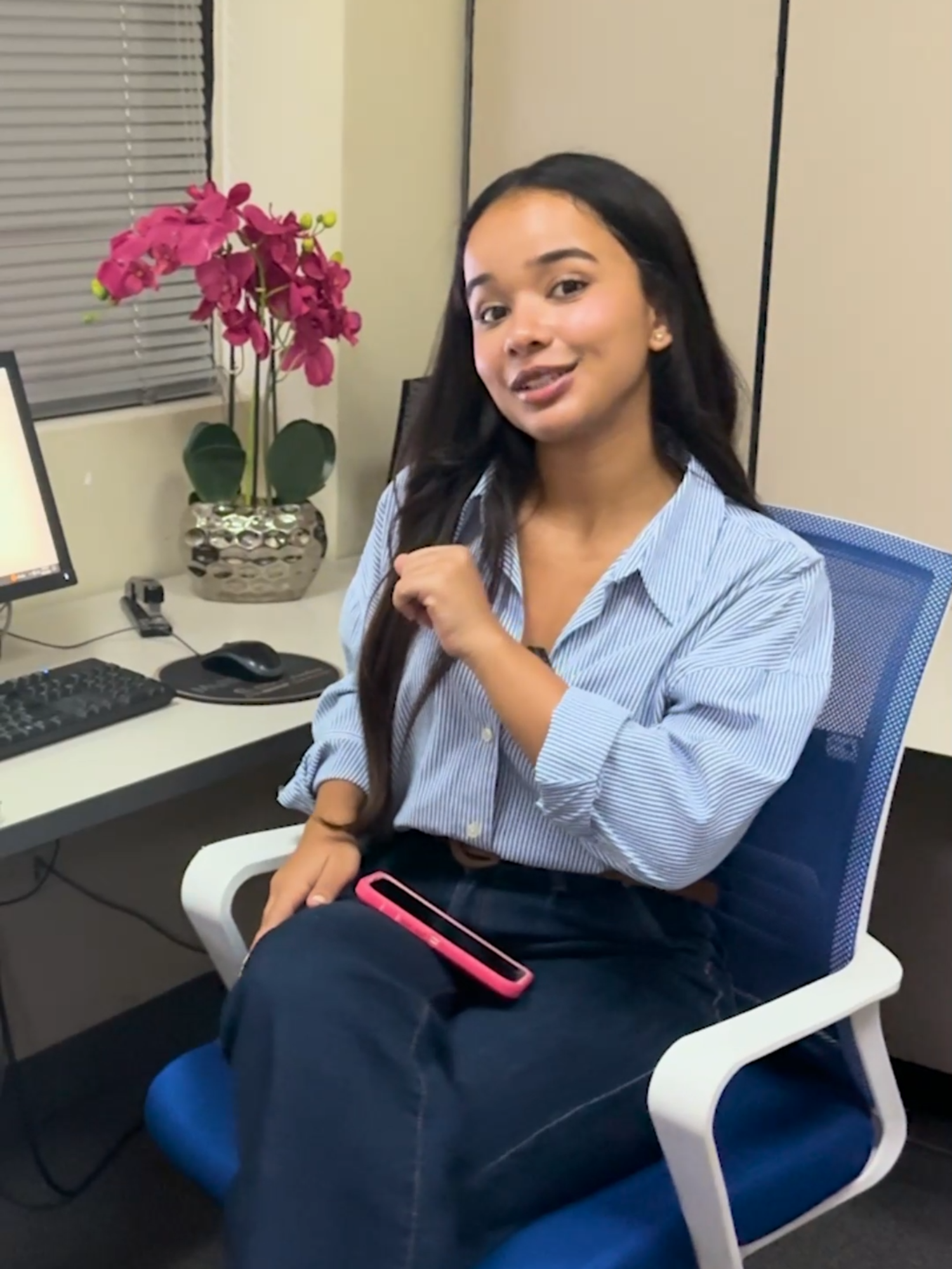 🚨 “¡Las IAs YA están aquí y hacen cosas que ni tú sabías!” 🤯 🧠💻 ¿Tu compu tiene más talento que tú? Pues... tal vez sí 😅 Desde hablar contigo como si fuera tu pana 🤓, hasta dibujar unicornios tomando café ☕🦄... sí, literal. Estas inteligencias artificiales están a otro nivel. 🎨 DALL·E, MidJourney, ChatGPT, Bard… ¿Una que te hace tareas? ✔️ ¿Otra que crea arte de galería? ✔️ ¿Y una que escribe canciones? ¡También! 🎶🔥 📣 Y no, no es Black Mirror... es tu nueva realidad digital. 👇 Cuéntanos: ¿Cuál IA te gustaría probar primero? #InteligenciaArtificial #IA #ChatGPT #DALL·E #MidJourney #FuturoDigital #TecnologíaJuvenil #CosasDeInternet