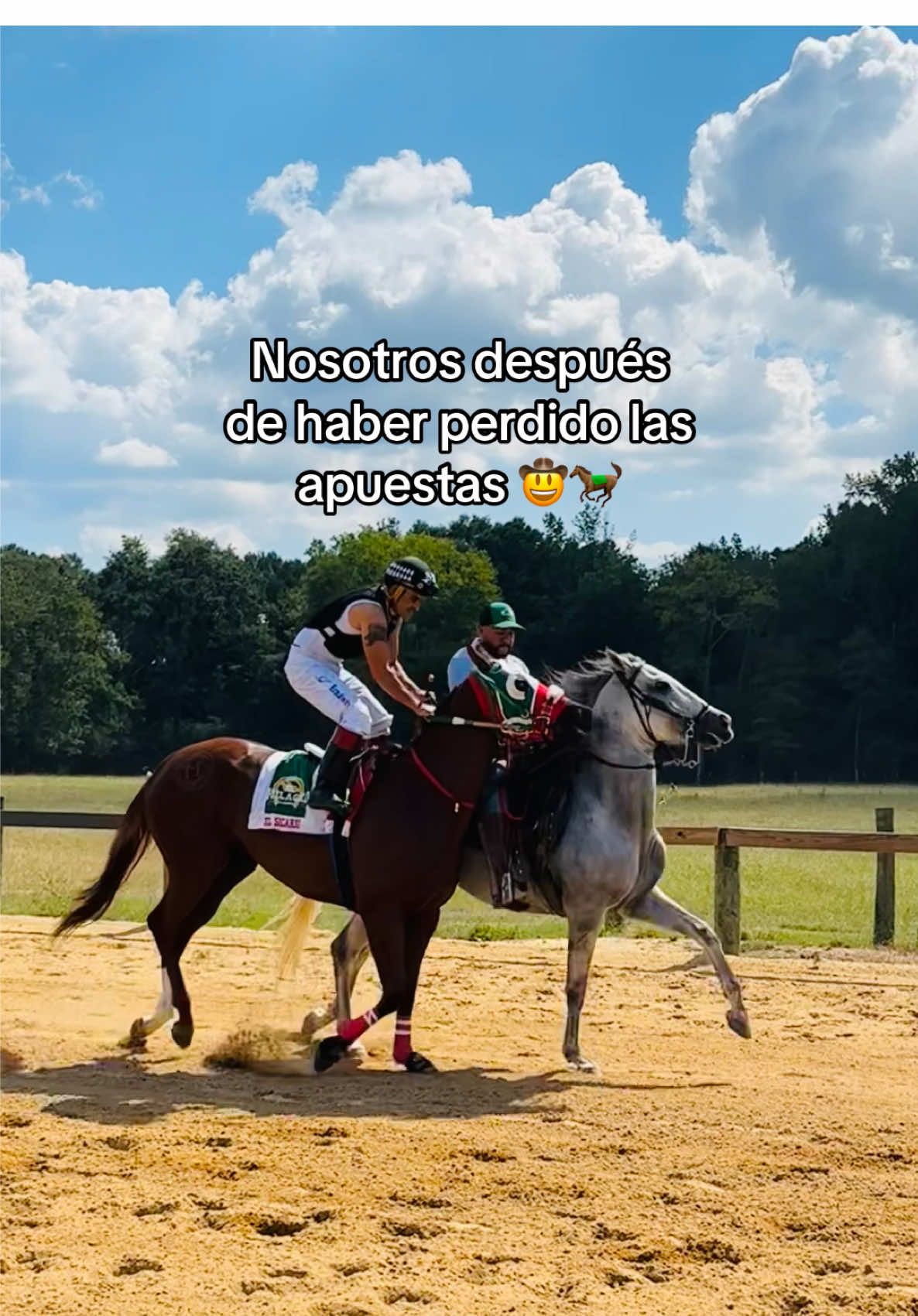 Jajaja el que no arriesga no gana y ni modillo 🤣🤣 🐎@Eliel Monrroy59 #carrerasdecaballos #cuartosdemilla #rancho #eldorado #humorcarrerero 