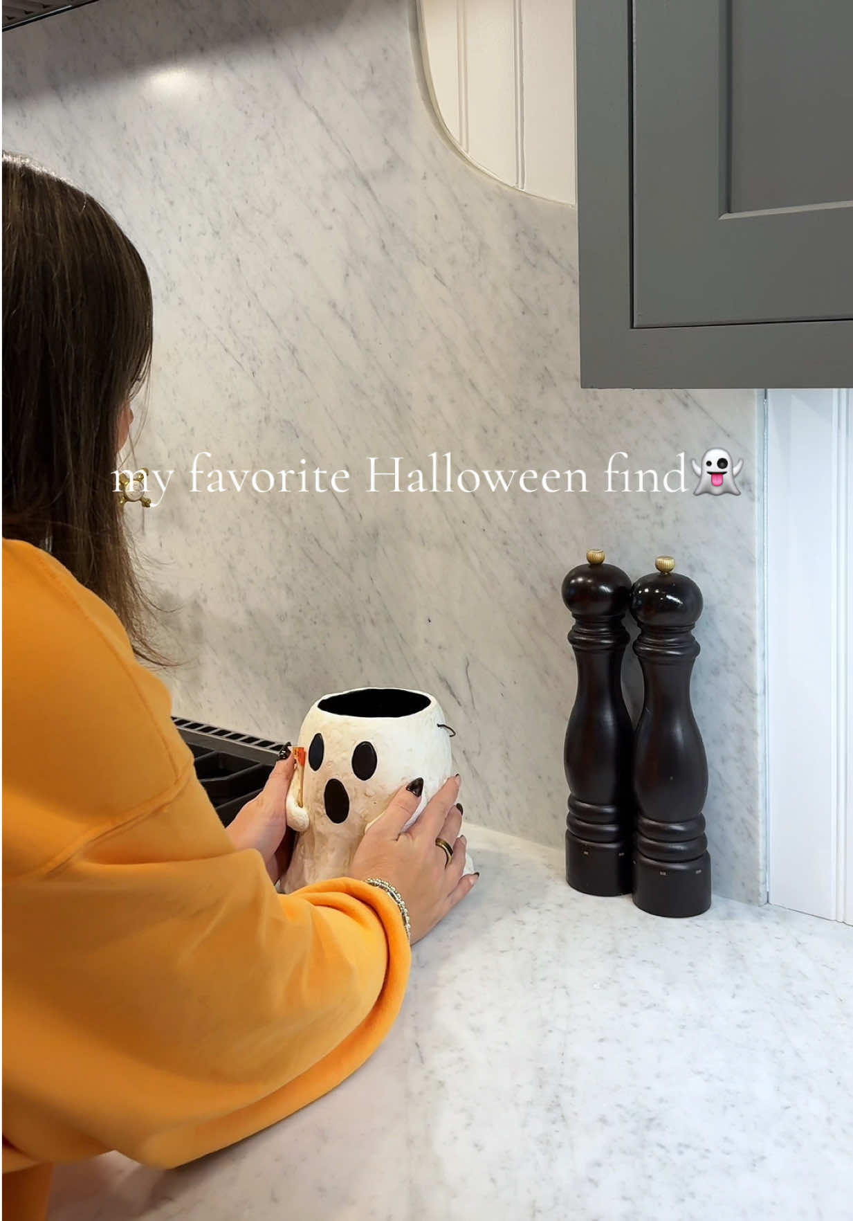 HOW CUTE?!👻 comment ghost if you want the 🔗 😘 #halloween #halloweendecor #halloweenkitchen 