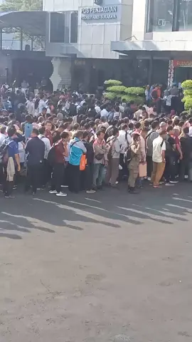 Pagi ini Polrestabes di banjiri seluruh masyarakat Jatim , pengurusan SKCK , Berbondong bondong untuk mencari kerja sebagai P3K di Pemkot Surabaya ,🙏🏻