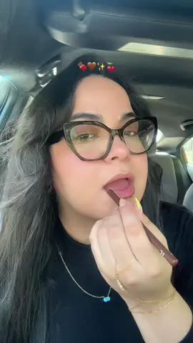 gloss en el tráfico🍒 #lipcombo #elflipgloss #lipgloss #nudelips #makeup 