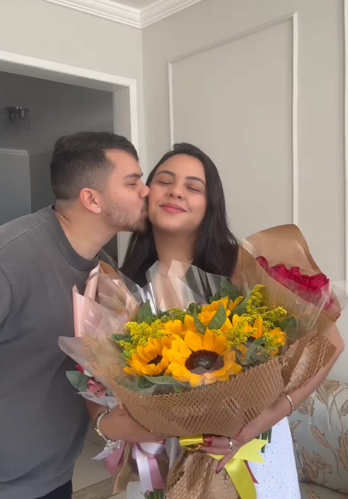 completando mais um ano com minha princesa! @Ana Flávia ♥️ #aniversariodenamoro #buquedeflores #surpresa #fy #fyp 