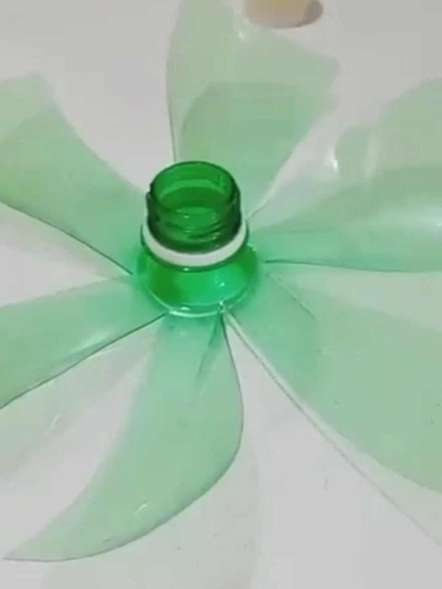 MINI TURBINA EÓLICA DE BOTELLA RECICLADA #EnergíaRenovable  #InventosCaseros #ReciclajeCreativo #EnergíaGratis #TurbinaEólica