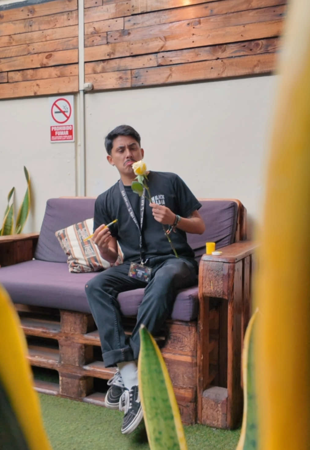 ¿Ya recibiste tus flores amarillas? 👀🌼 No te preocupes, Black Llama resulve! Esté sábado 20 tendremos una noche donde no solo regalaremos flores amarillas sino tambien coronaremos al mr. Y miss primavera, dj en vivo y juegos ✨ No esperemos que tu peor es nada llegue con tus flores amarilla, mejor ven a conocer nuevas propuestas 🤫💛 Te esperamos en 📍Calle Berlin 259, Miraflores  #planesenlima #blackllamarooftop #blackllamalima #floresamarillas #floresamarillas🌻 