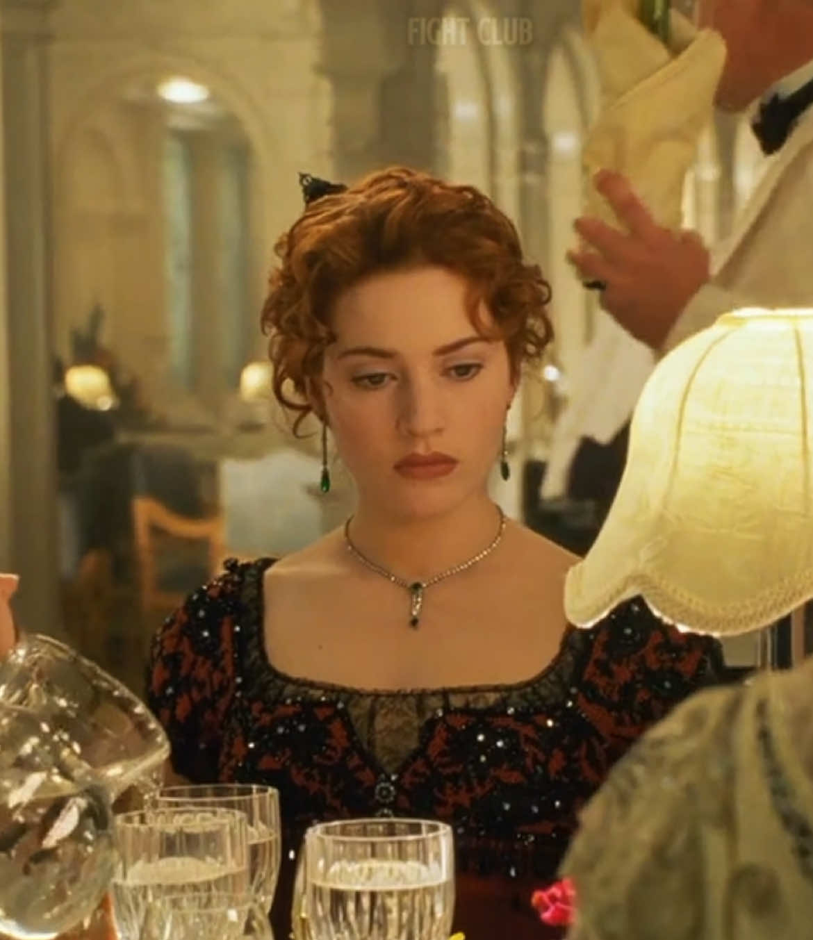 Sempre as mesmas pessoas vazias, as mesmas conversas sem conteúdo… Eu me sentia como se estivesse diante de um grande precipício, com ninguém pra me puxar dele… - - #titanic #romance #reflexão #leonardodicaprio #katewinslet 
