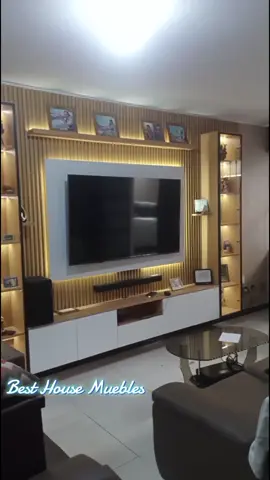 Moderno mueble de TV hecho en melamina, wallpanels, puertas de vidrio y luces LED. #muebletv #melamina #televisores 