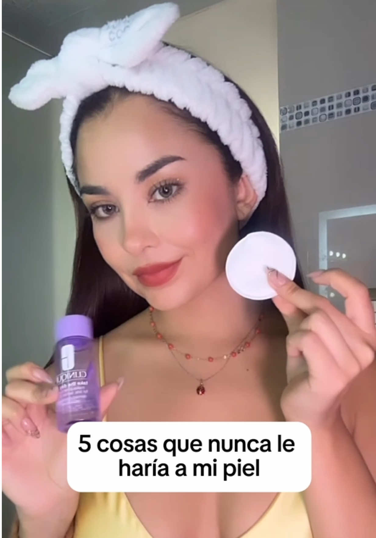 5 cosas que jamás le haría a mi piel 💛 Con los años aprendí que nuestra piel refleja cómo la cuidamos cada día. Por eso, hay hábitos que decidí dejar atrás y nunca volvería a repetir 🌟 Porque la piel no solo merece cariño, también merece conciencia y constancia 💆🏻‍♀️🌿 ¿Cuál de estas cosas tú también quieres dejar de hacer? 👇 #GlowUp #SelfCare #Skincare