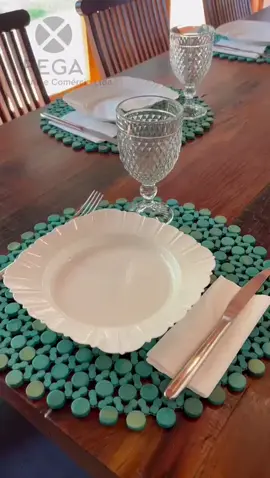 Dê uma olhada em Kit 100 Pratos Plástico Quadrado Resistente, Leve, Reutilizável, Ideal pra Festas Eventos