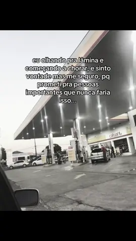 #foryou #fyp #reflexion #lamin # eu olhando pra lâmina e começando a chorar, e sinto vontade mas me seguro, pq prometi pra pessoas importantes que nunca faria isso...
