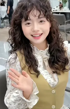 Không cần trang điểm, chỉ cần kiểu tóc này đã đủ hút mắt rồi #uốntóc #xoănhippie #fyp #xuhuongtiktok #trending 