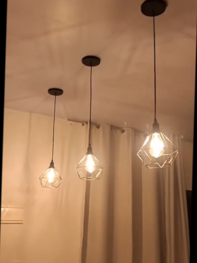 💎 Kit 3 Pendente Aramado Diamante Retrô Vintage Preto 💎 Transforme seus ambientes com muito estilo e sofisticação! O kit acompanha 3 pendentes aramados no formato diamante, com design retrô/vintage que traz personalidade e charme para qualquer espaço. Perfeito para salas, cozinhas, áreas gourmet, quartos ou até mesmo ambientes comerciais. 🔹 Cor: Preto clássico, fácil de combinar 🔹 Cabo de 1m regulável – ajuste a altura de acordo com sua necessidade 🔹 Design moderno e elegante com toque industrial retrô 🔹 Ideal para lâmpadas de LED, filamento ou Edison 👉 Renove sua decoração com esse kit versátil e dê um toque de requinte ao seu espaço! ✨ Garanta já o seu e surpreenda na iluminação! ✨  Link na Bio ou comenta EU QUERO para receber  #DecoraçãoComEstilo #PendenteRetro #IluminaçãoCriativa #AramadoDiamante #acheinashopee 