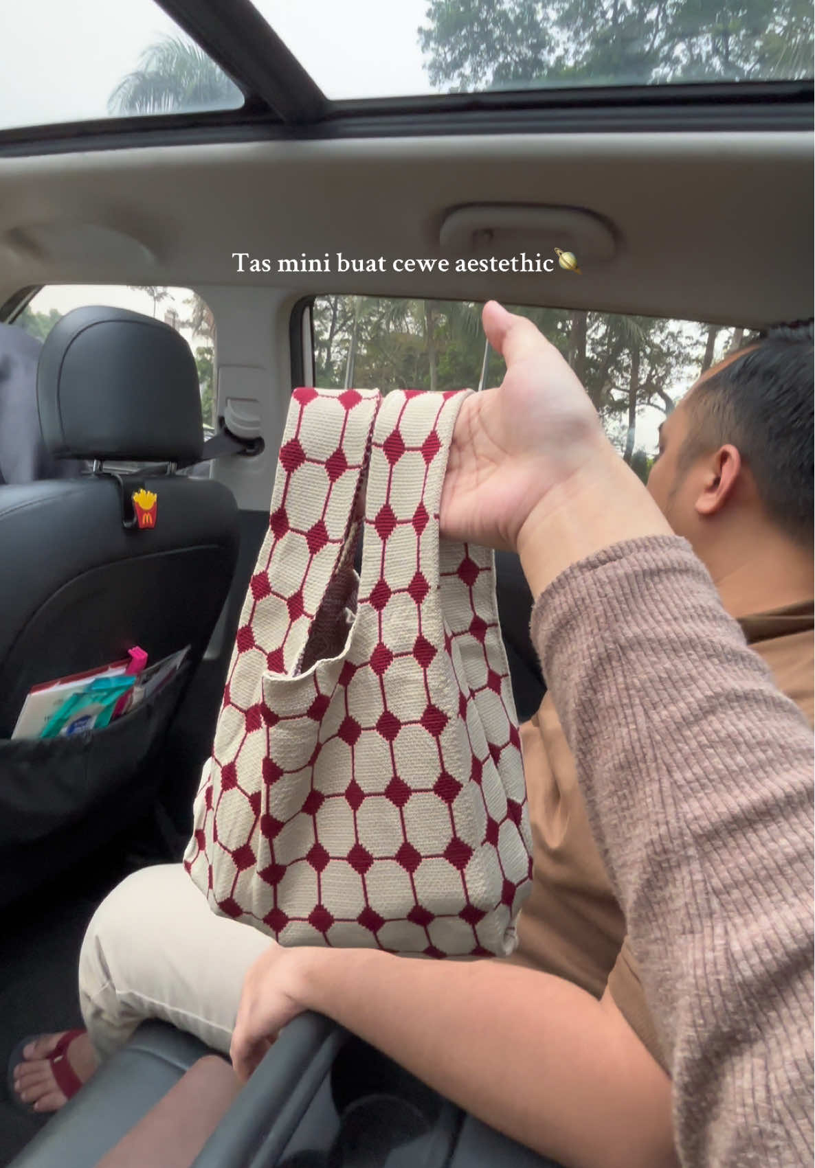 koleksi tas mini kayak gini kepake banget buat dibawa traveling, bisa untuk nyimpen perintilan tapi tetep stylish #tasmini #tasrajut #totebag #totebagrajut #taskresek 