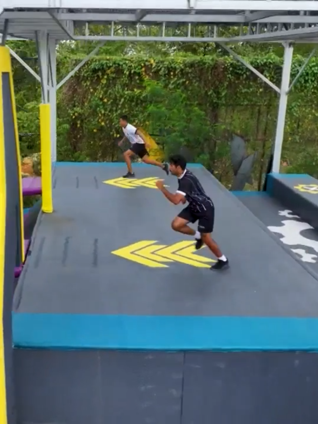 ¡Luis vs Alejandro! Los dos atletas abren la Batalla por la Supervivencia y quien consigue el primer punto es… 🏃🏻‍♂️⚡️⚪️⚫️  #ExatlónDraft #ExatlónMéxico