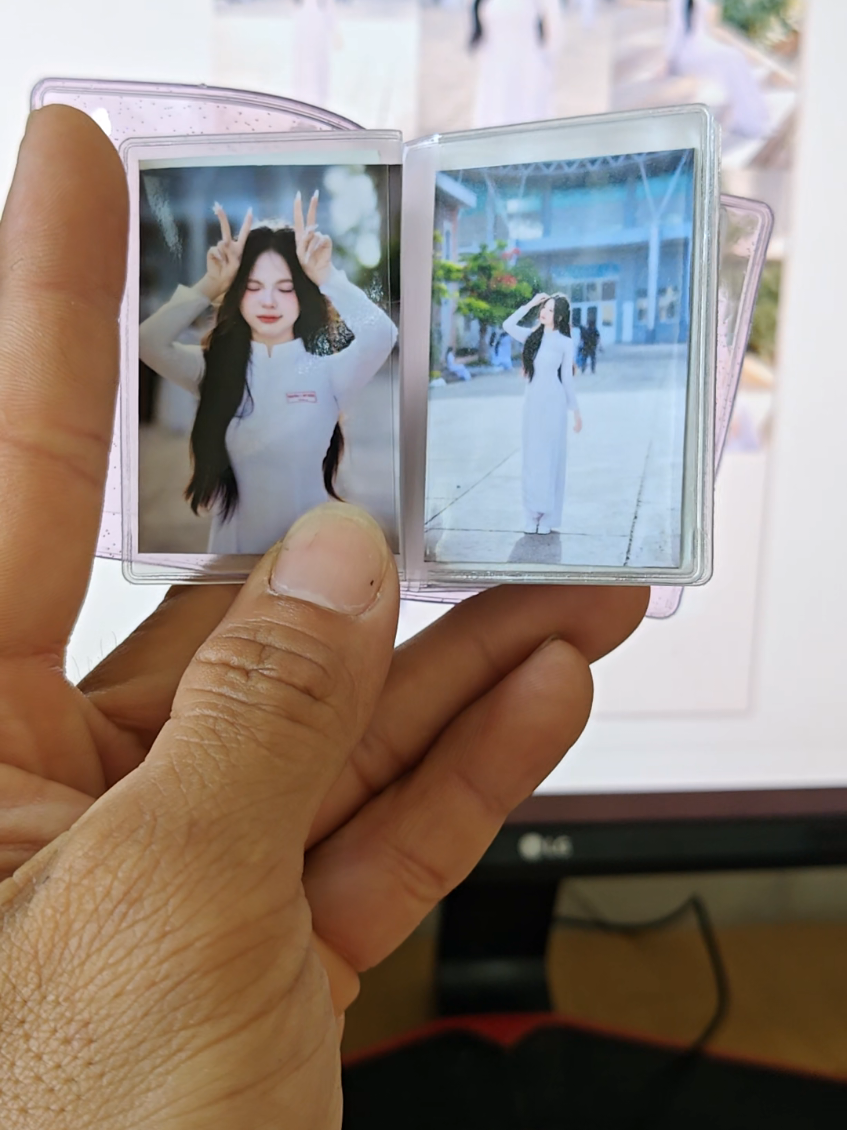 Mô tả sản phẩm
 
 Thông tin Móc khóa album mini độc đáo giá si:
 - Chất liệu: Bìa dẻo trong + móc khóa kim loại
 -Kích thước san phẩm:
 + Loại 1 inch: 3x4,5cm chứa được 16 ảnh 25x35mm