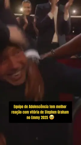 ELES SÃO MUITO FOFOS 🥹 O elenco e a equipe de #Adolescência comemoraram muito a vitória de #StephenGraham como Melhor Ator em Série Limitada no #Emmys 2025. Merecido né? 