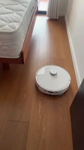 “Có em này ở nhà là đỡ bao nhiêu việc luôn, vừa hút bụi vừa lau sàn, nhìn mà mê 😍”#robothutbui #robothutbuilaunha #robotlaunha #giadungtienich #giadungthongminh 