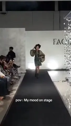 mood on stage baby💅 #newpacha #modelwalk #thaimodel #model 